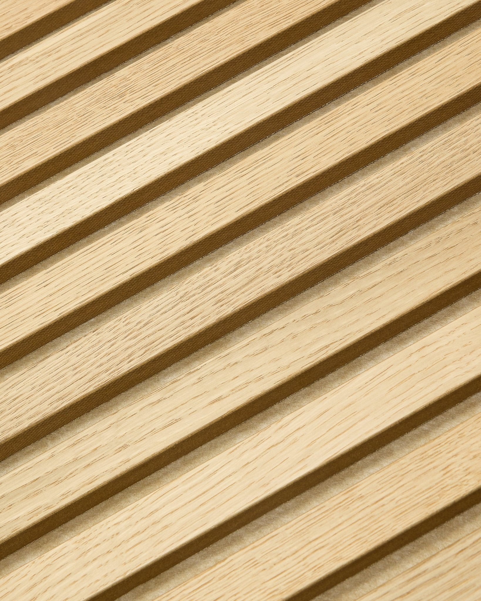 Nærbillede af WoodUpp Akupanel Tonal i Classic Oak, 240 x 60 cm, med diagonale akustiklameller i lyst træ og et nordisk stribet mønster.